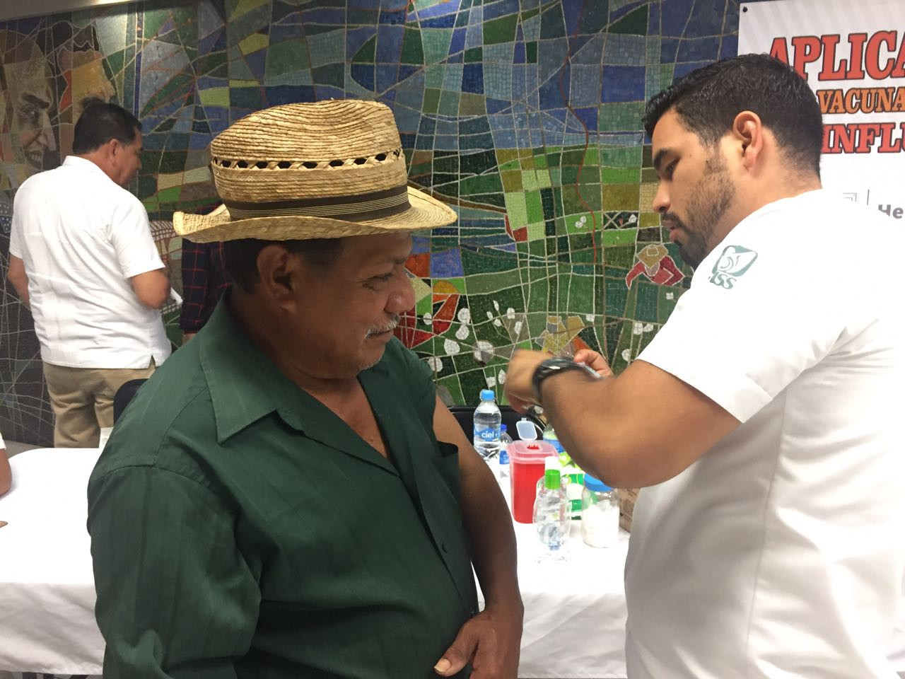 Vacunan contra la influenza a empleados municipales