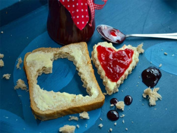 Descubre infidelidad de su pareja gracias al "sándwich de la verdad"