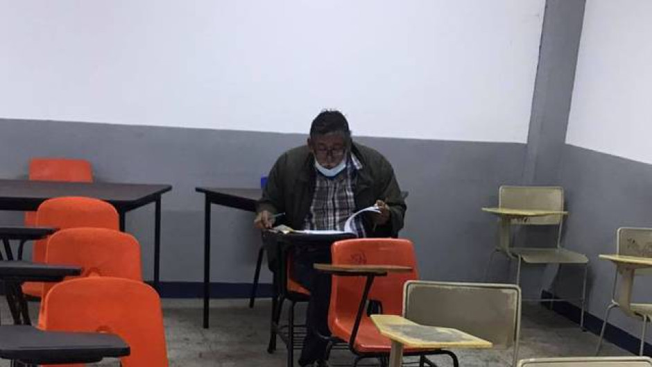 Abuelito realiza examen de admisión para estudiar derecho en Guerrero