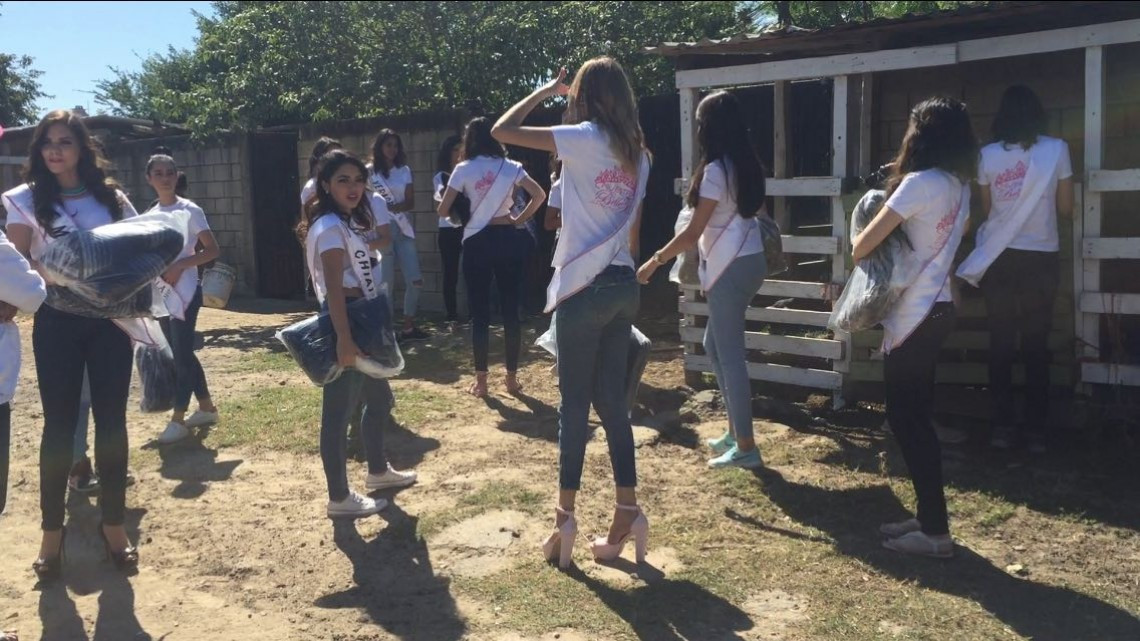 Reinas de belleza entregan cobijas a personas de escasos recursos