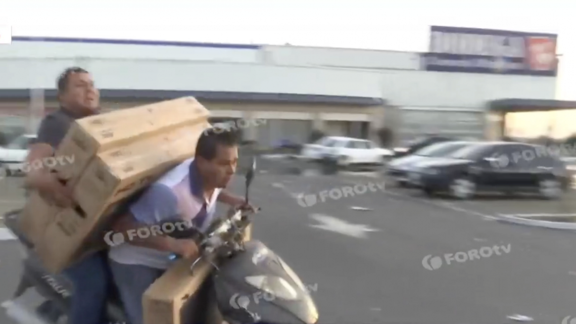 Continúan saqueos a tiendas departamentales en manifestación al alza de gasolina