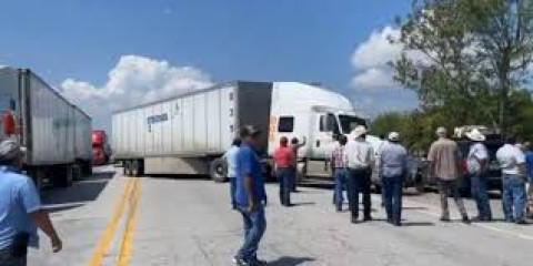 En protesta por no dejarlos pasar, transportistas cierran carretera Matamoros-Victoria