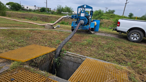 Instalan equipos de bombeo en sectores inundados tras fuertes lluvias