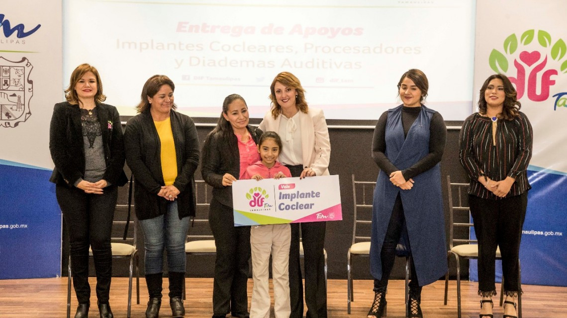 Entrega DIF apoyos auditivos a niñas, niños y adolescentes