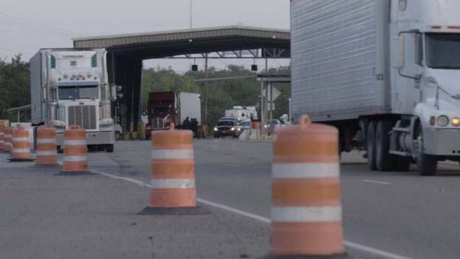 Rescatan autoridades a 21 indocumentados