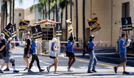 Huelga de guionistas de Hollywood llega a su fin, actores se mantienen en paro