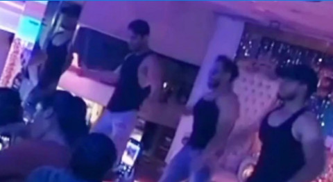 En país hermano celebran a las madres con strippers