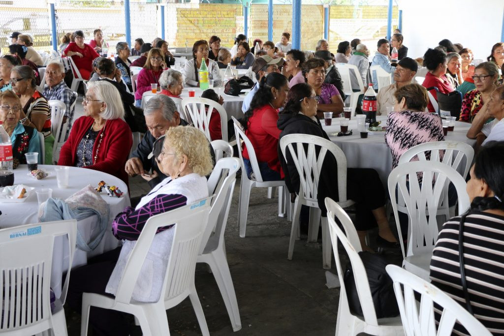 Gobierno y DIF Madero ofrecen posada navideña para los abuelitos de los clubes 