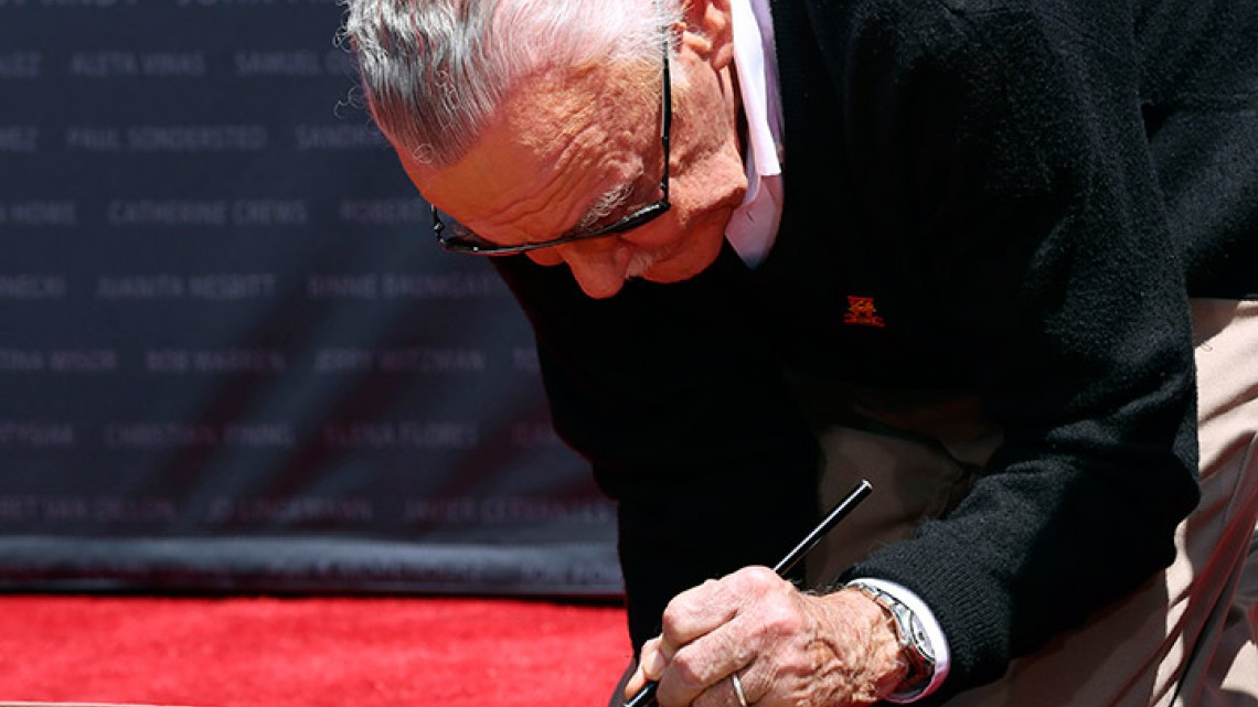 Stan Lee plasma sus huellas en el Teatro Chino de Hollywood
