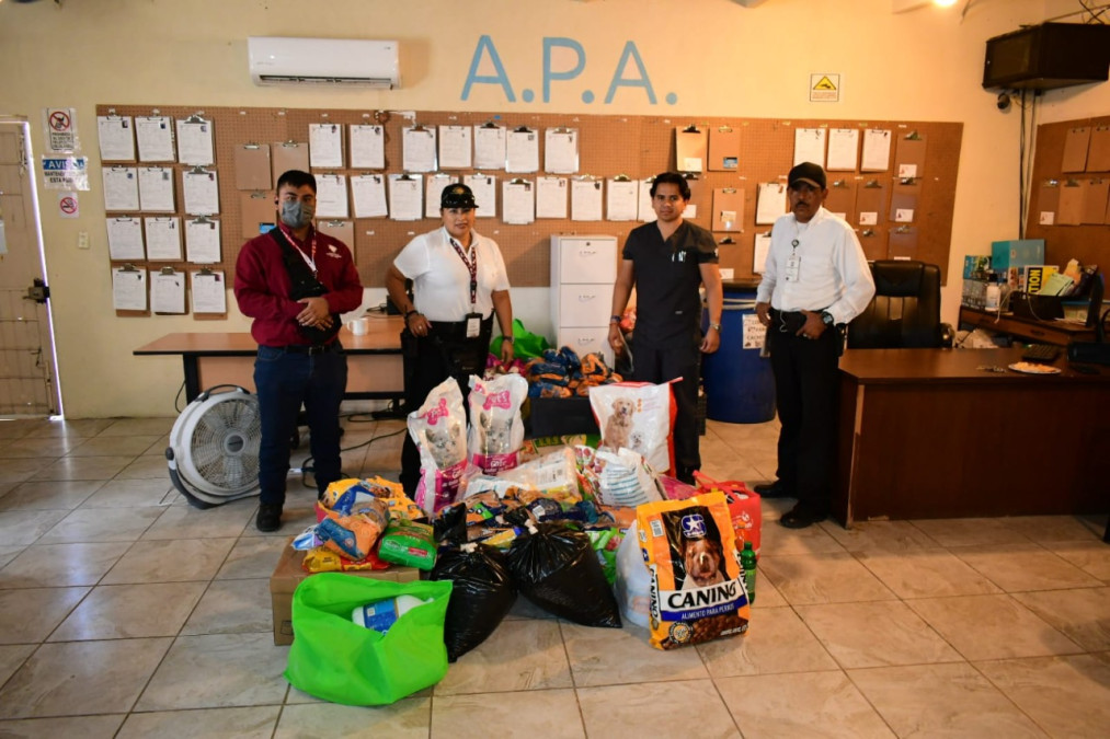 Entrega personal de Seguridad Pública apoyo a la Asociación Protectora de Animales 