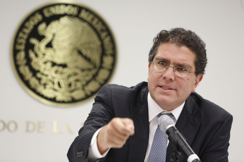 Ríos Piter se registra como candidato independiente a la Presidencia