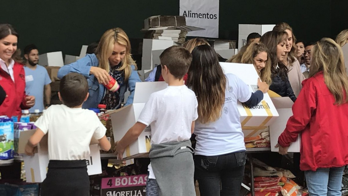 Camiones con despensa parten para apoyo de damnificados