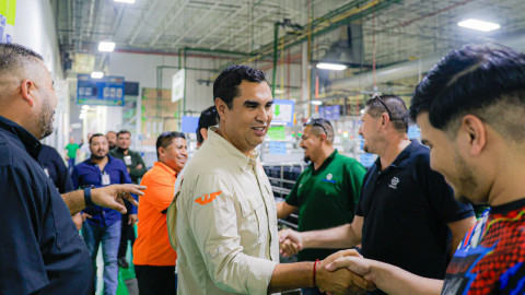 Roberto Lee recorre planta Toyoda Gosei