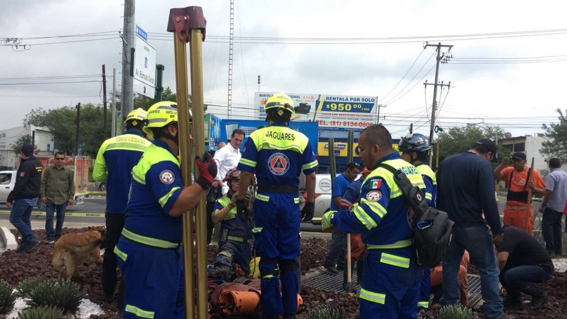 Localizan cuerpo de mujer que cayó en socavón en Monterrey