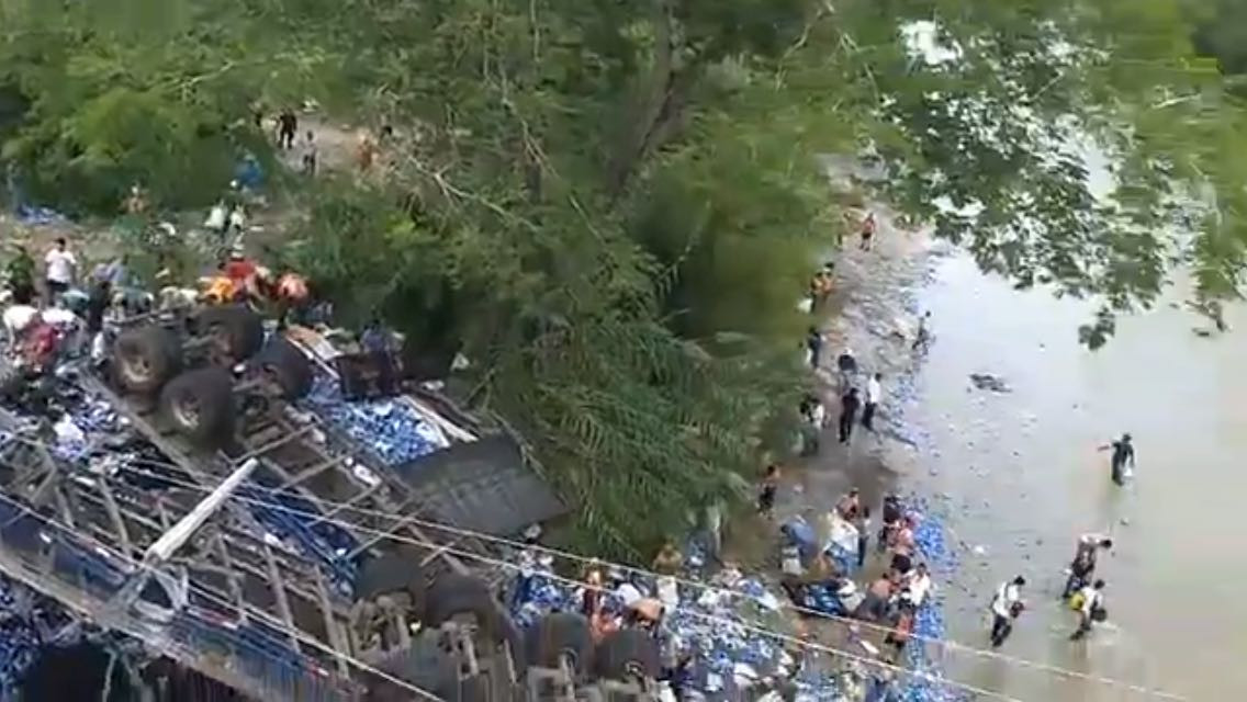 Trailer con cervezas sufre aparatoso accidente