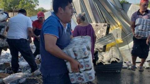 Pobladores roban cervezas de camión volcado en Nuevo Laredo