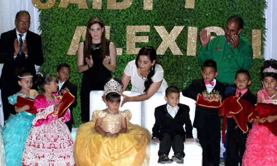 Coronan a Reyes infantiles del 265 aniversario de Camargo