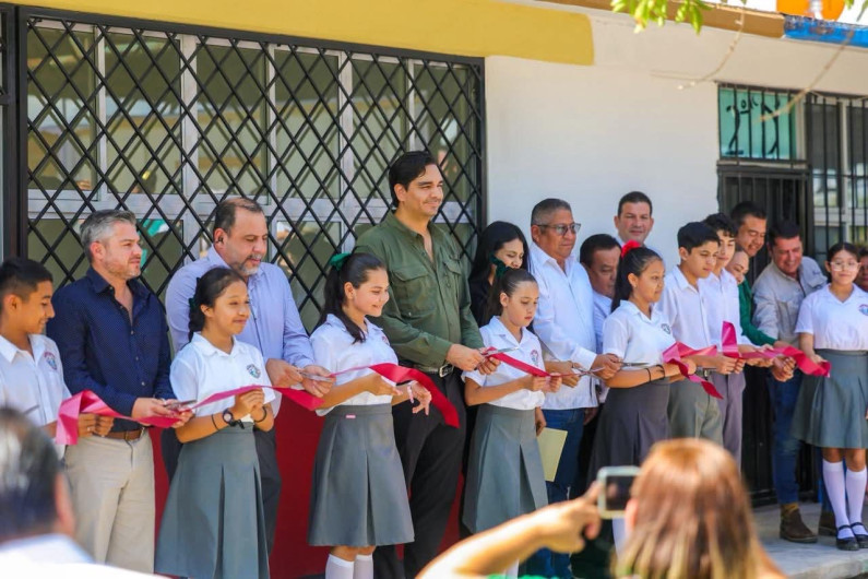 Inauguraron Alcalde Carlos Peña Ortiz, Alumnos, Maestros y padres de familia un aula educativa
