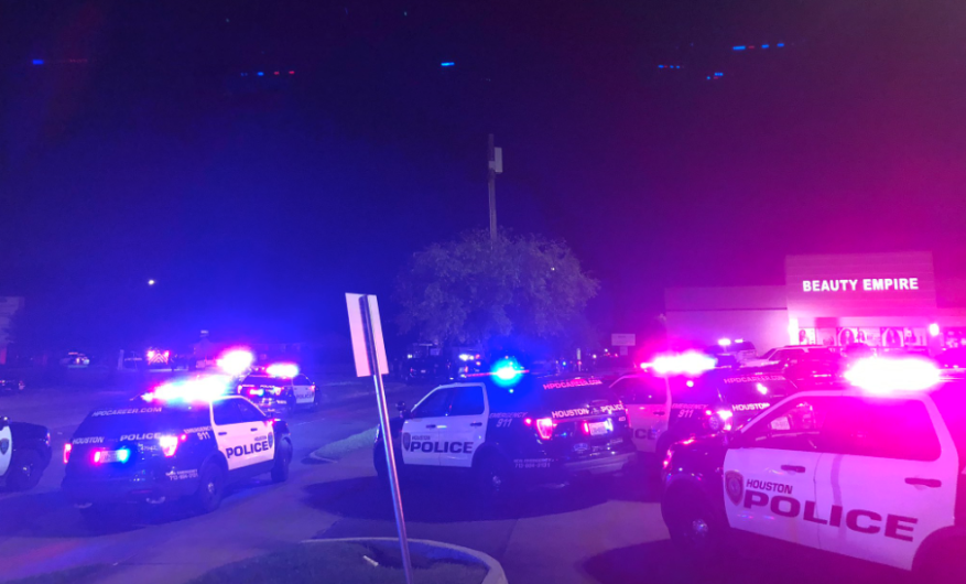 Noche violenta en Houston, cerca del debate demócrata