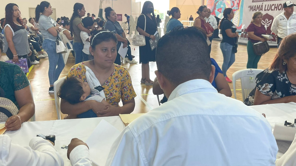 Entregan tarjetas del programa “Mamá Luchona”