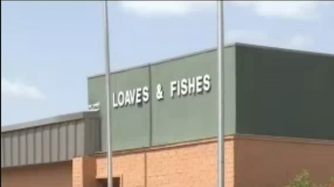 Loaves & fishes brinda comida a las personas que mas lo necesitan 