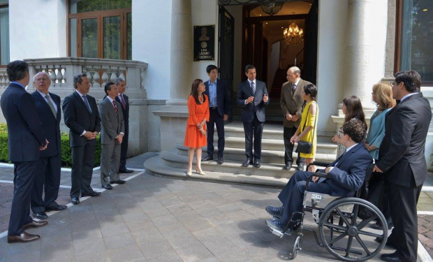 Se reúne EPN con víctimas de tiroteo en Colegio Americano