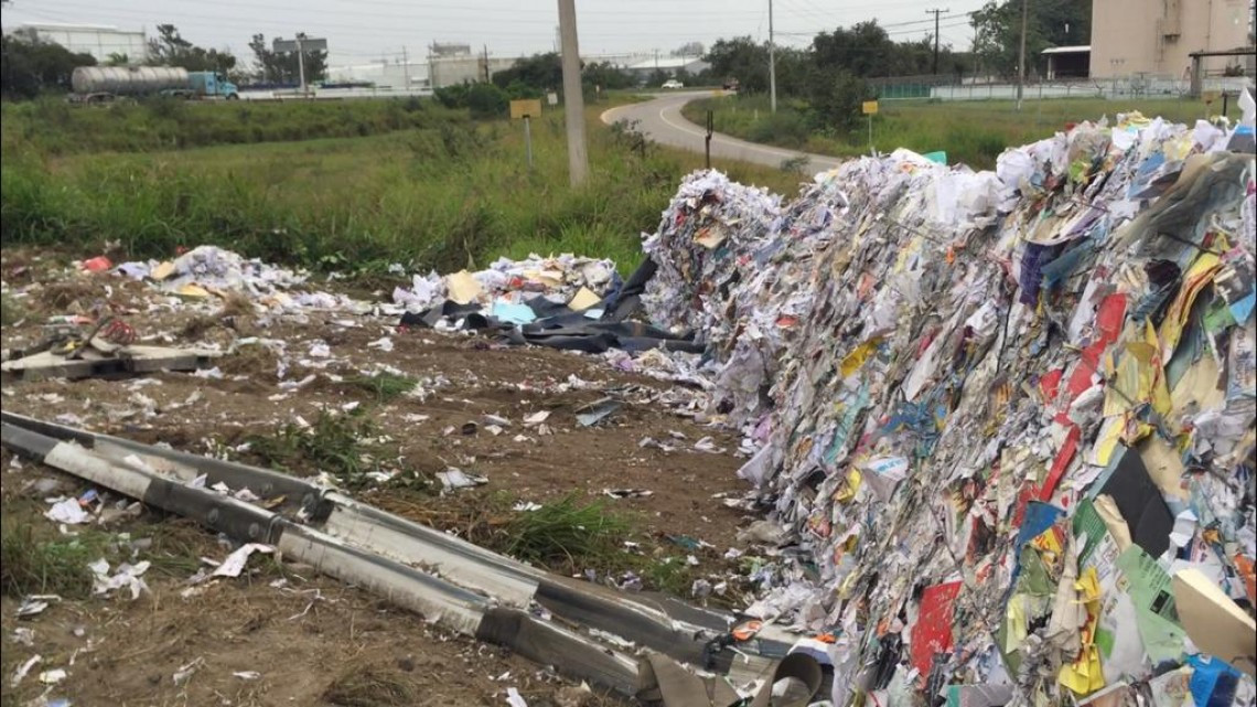 Vuelca tráiler en el distribuidor vial del puerto de Altamira