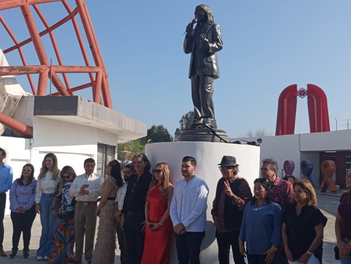Con la develación de su estatua, concluye homenaje a Rigo Tovar