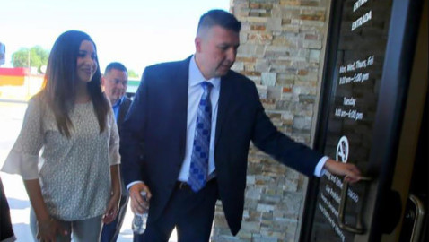 Se entrega el alcalde de Edinburg por acusaciones de fraude electoral