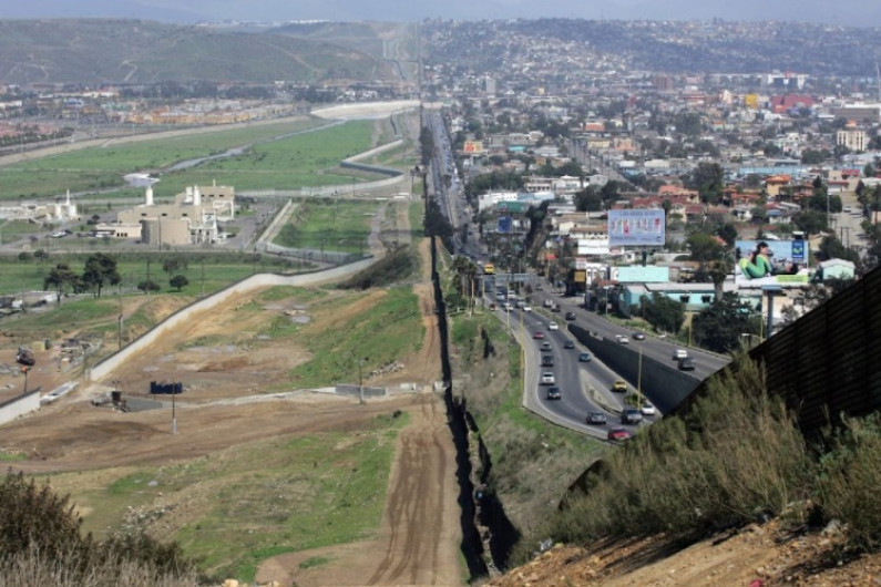 Reforzará EU con agentes y albergues frontera sur ante ola masiva de migrantes