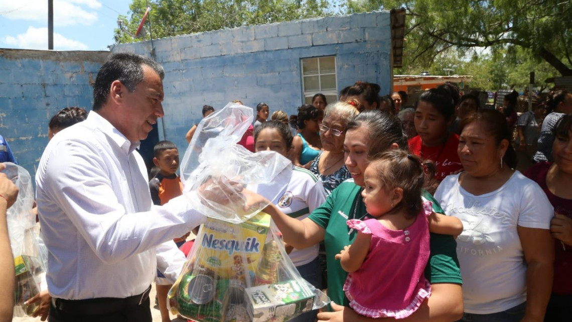 Entrega Alcalde ayuda a residentes del área rural
