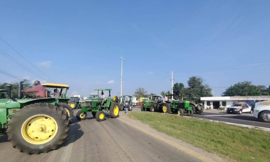 Agricultores continúan con bloqueos en carreteras de Tamaulipas