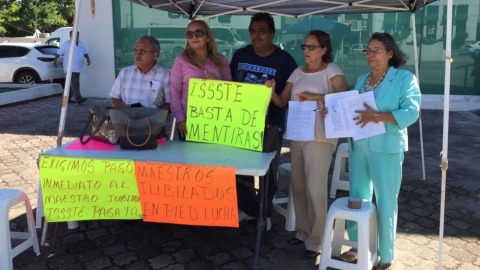 Maestros jubilados recaban firmas para exigir su pago