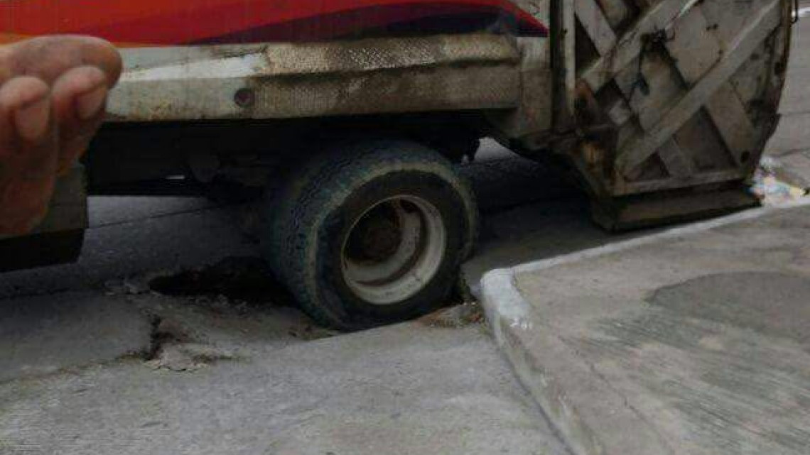 Camión de la basura a  punto de generar socavón