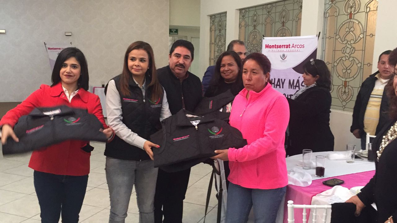 Entrega diputada chalecos y rocas de reyes a líderes de colonia