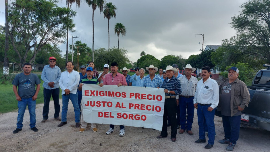 Productores bloquean carreteras, Gobierno llama al diálogo