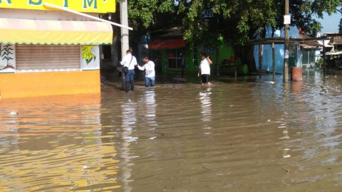 Afectados por inundación exigen solución al problema