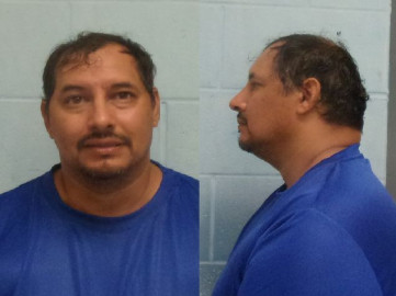 Hombre que amenazó a manifestantes con una motosierra enfrenta cargos