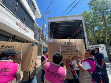 Reciben consejos distritales del INE material electoral