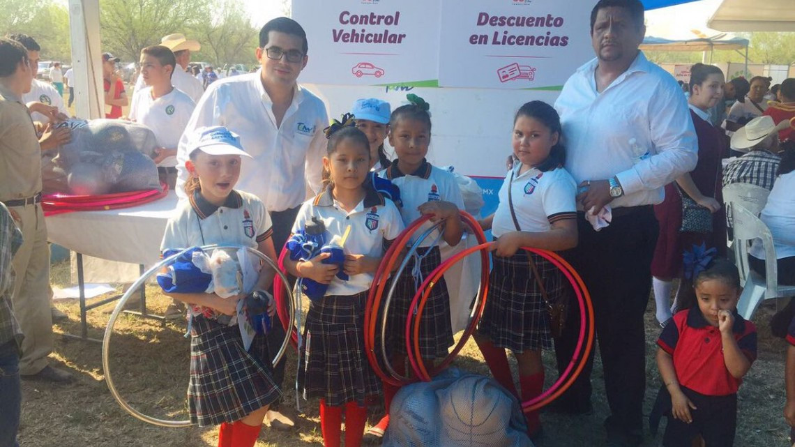 DIF apoya con material deportivo a niños