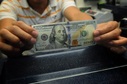 Dólar a la baja; cierra en $19.55