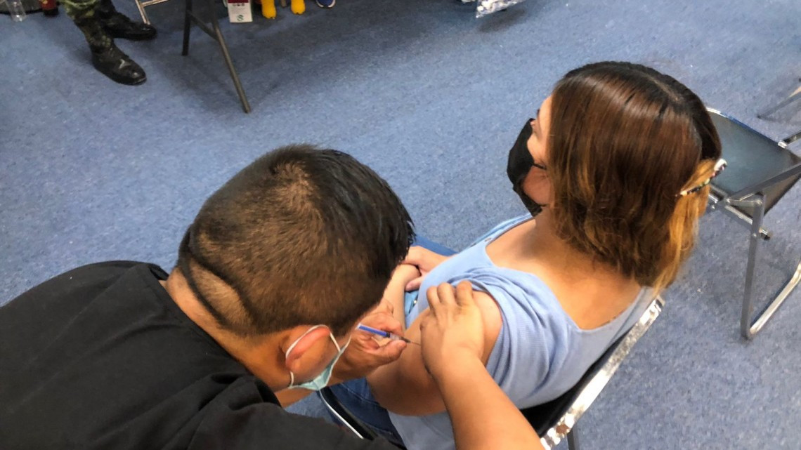 Neolaredenses realizan largas filas para aplicarse la primera dosis de la vacuna contra COVID-19 durante el último día de vacunación 