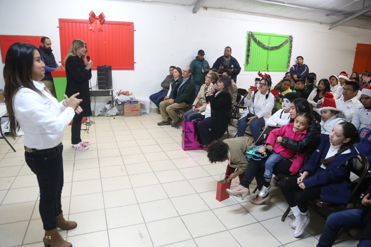 Convive Maki Ortiz con alumnos con discapacidad oral y auditiva