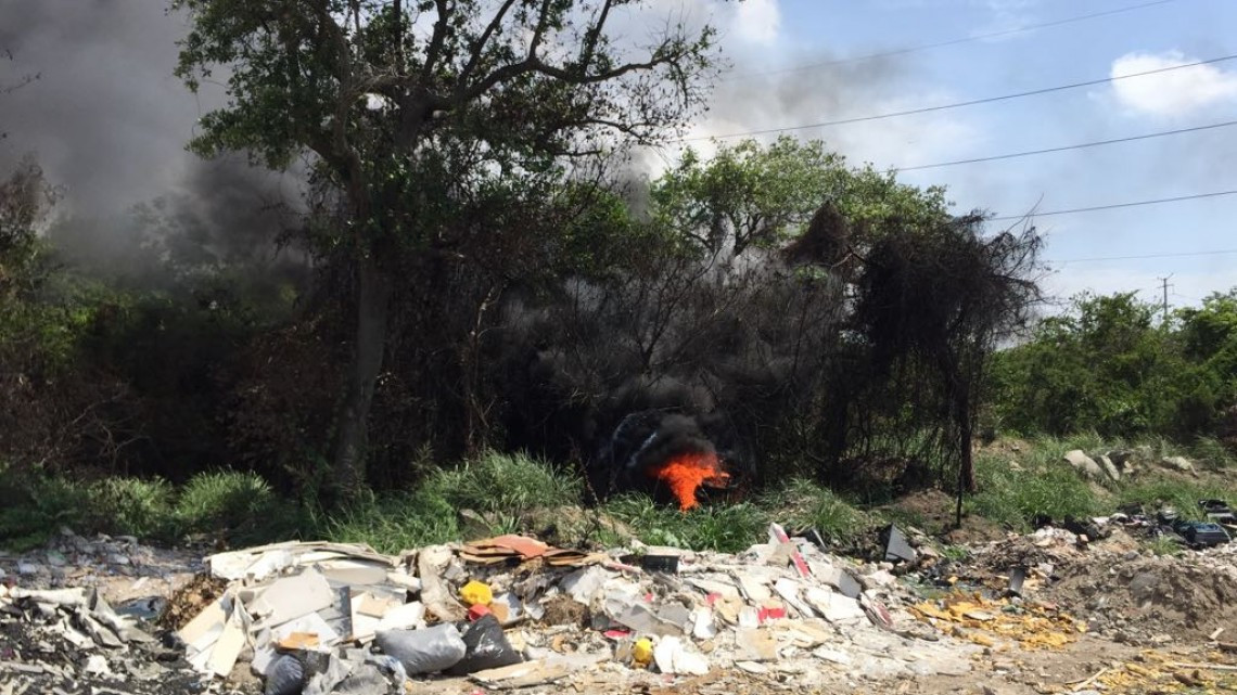 Levantan toneladas de basura semanalmente en depósitos clandestinos
