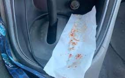 Joven denuncia atraco afuera de tienda; le roban su elote 