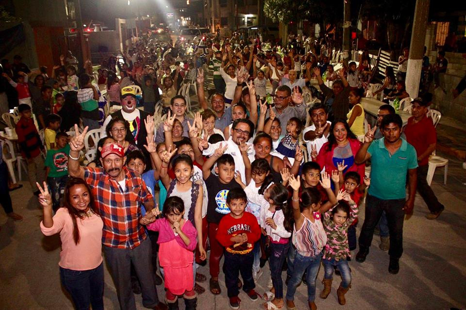 Llevan a colonias de Madero “Gira Navideña”