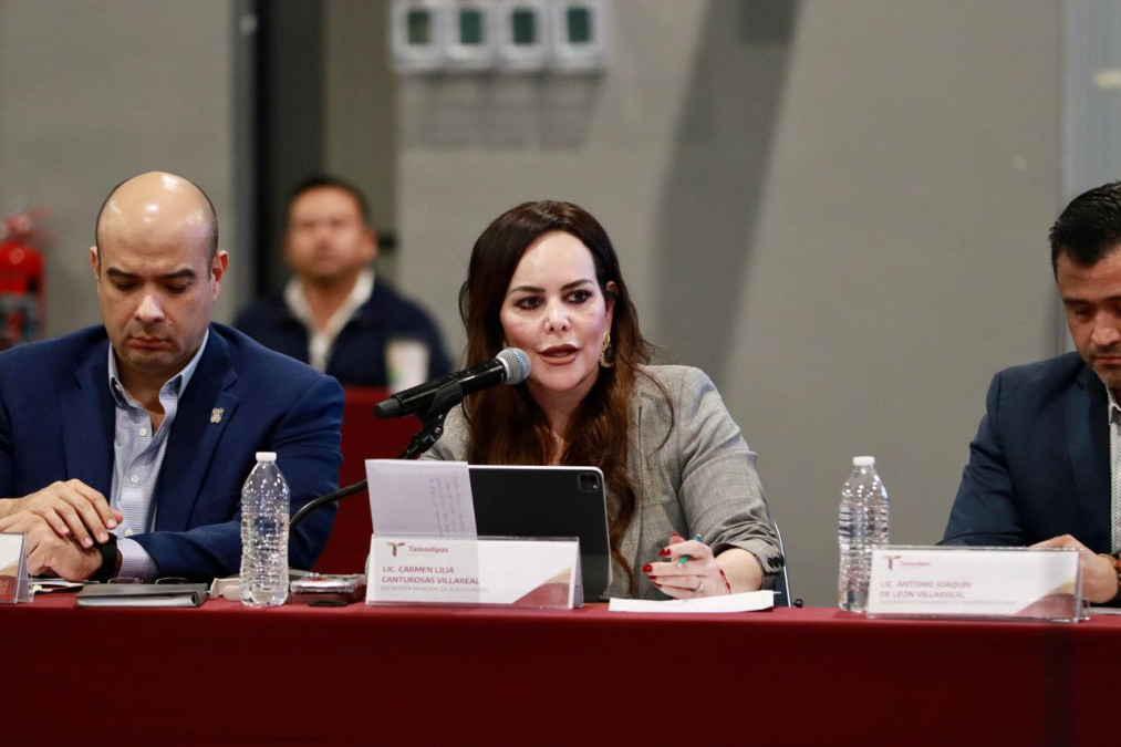 Alcaldesa Carmen Lilia Canturosas presenta a Gobernador proyectos para el desarrollo de Nuevo Laredo 