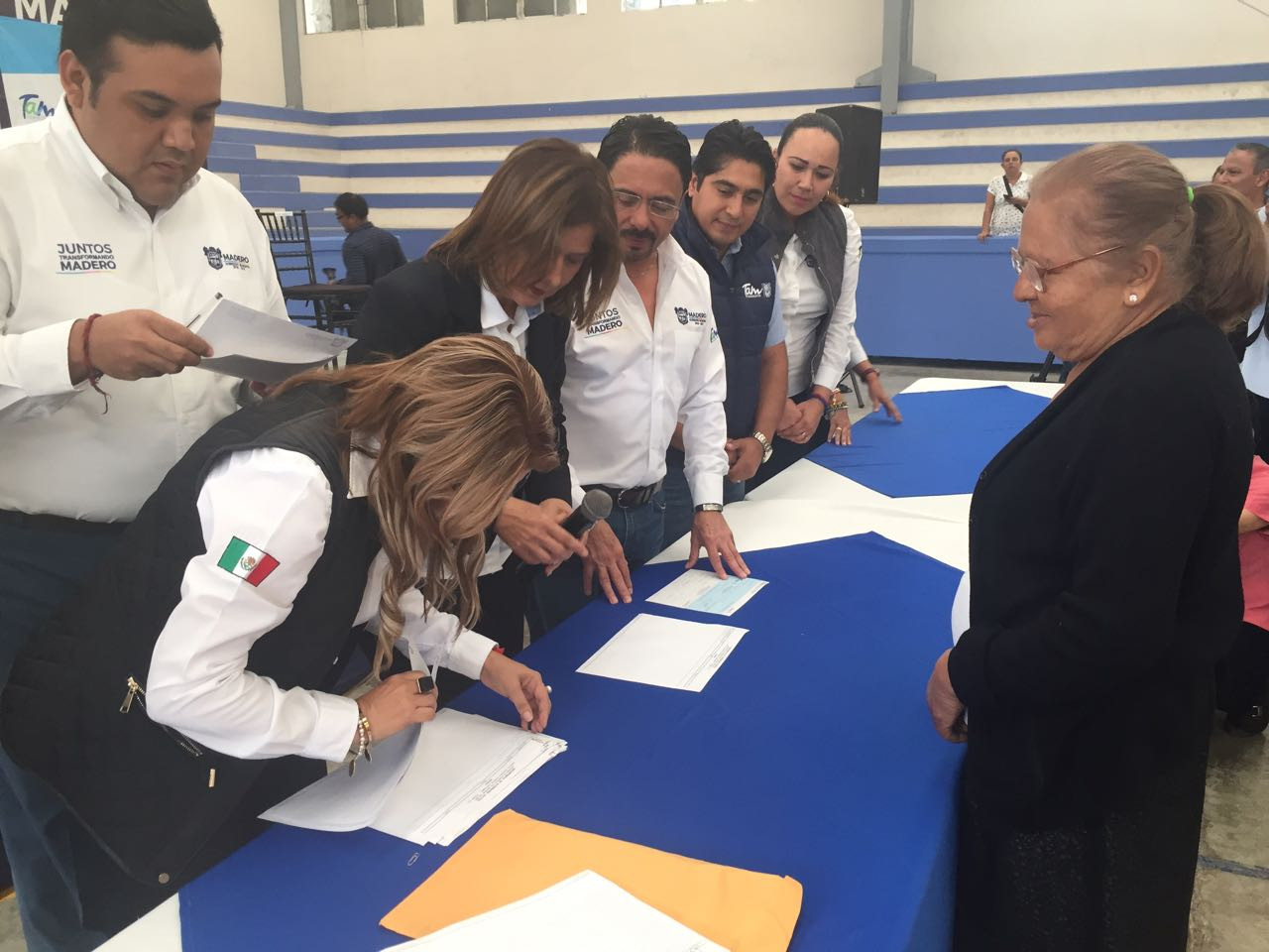 Abuelitos reciben apoyo del programa Bienestar para Adultos Mayores