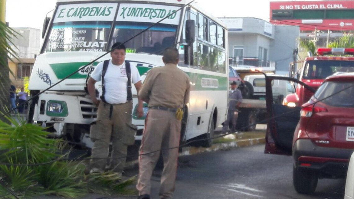 Microbús se queda sin frenos e impacta 4 automóviles