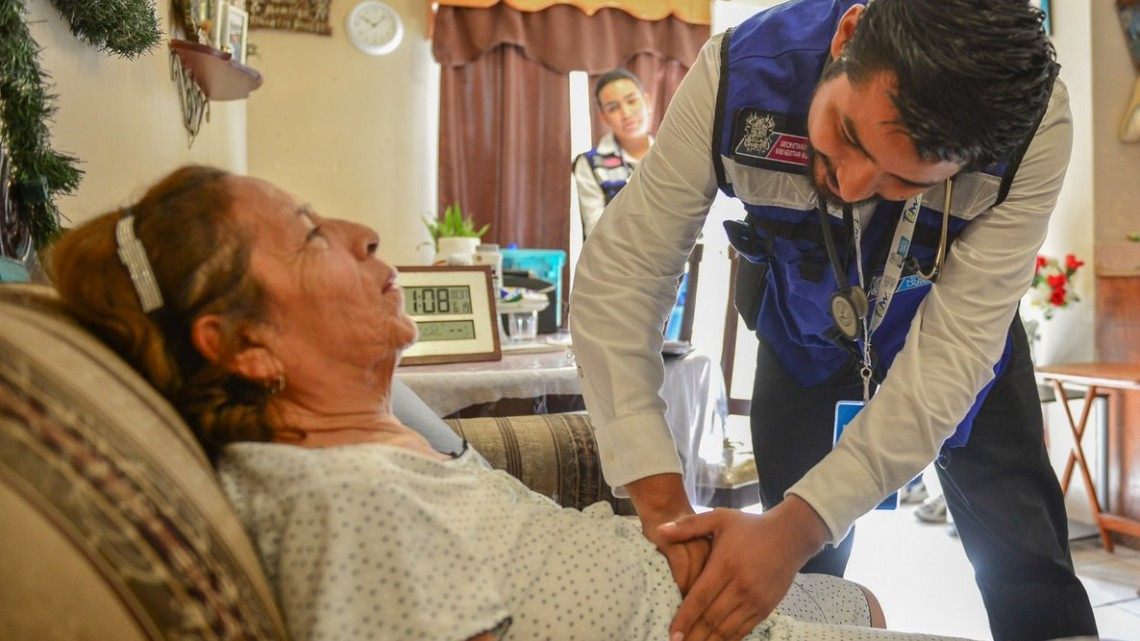 Lleva Enrique Rivas apoyo médico a colonos